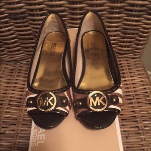 Size 6 Michael Kors calf hair flats